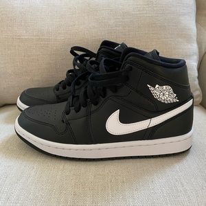 Air Jordan 1 Mid Sneaker Black/White Women’s size 7.5